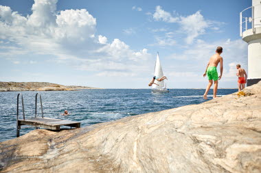 Barn som badar från en klippa i Bohuslän